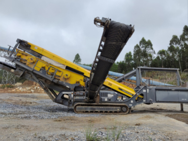 個(gè)人二手履帶式移動(dòng)篩分設(shè)備對(duì)外轉(zhuǎn)讓